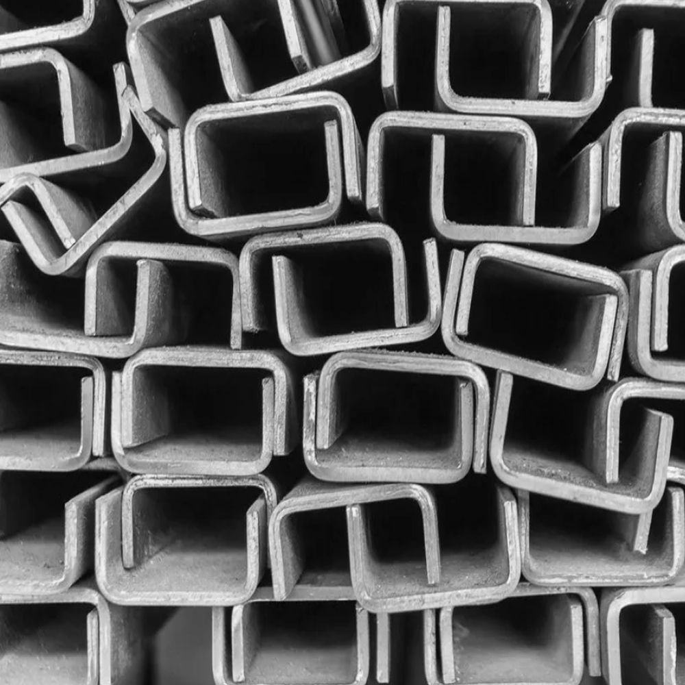 Каково использование и характеристики U-образной стали?